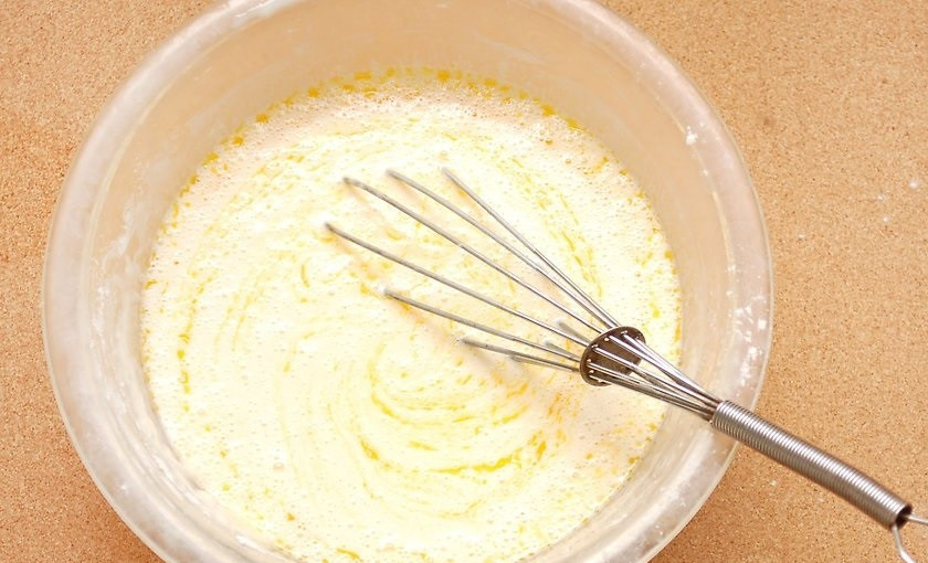 1. Этап. Блинчики с Нутеллой: 5. Добавьте столовую ложку растопленного и охлажденного сливочного масла.