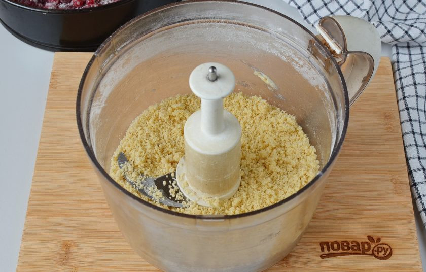 1. Этап. Пирог с клюквой и штрейзельной крошкой: Измельчайте все ингредиенты до появления крошки. Сначала крошки будут мелкие, но чем дольше идет процесс измельчения, тем сильнее будут вырисовываться крошки.
