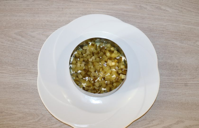 1. Этап. Салат Шикарный: 2 слой - солёные огурцы.