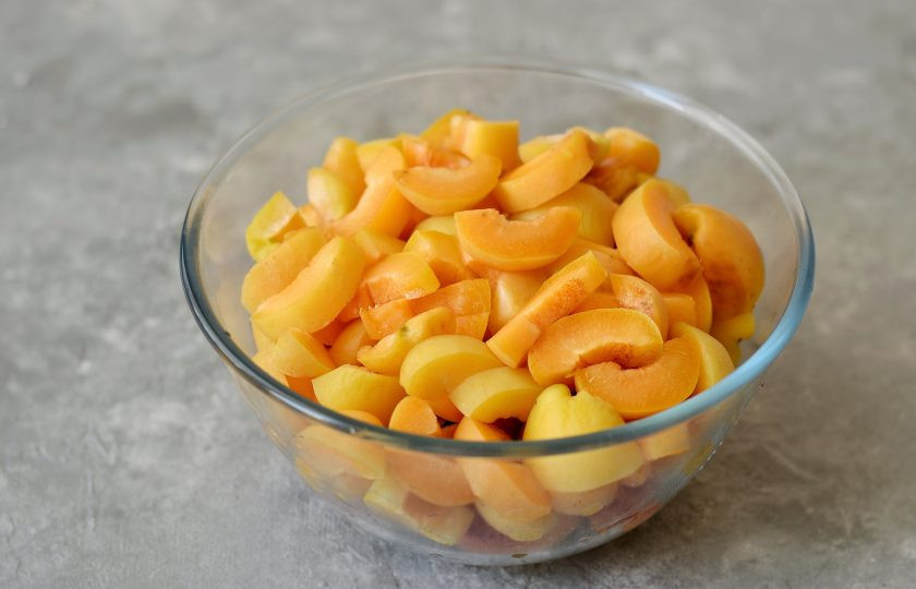 1. Этап. Абрикосовый мед: Удалите косточки из абрикосов, затем нарежьте на ломтики среднего размера.