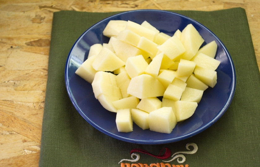 1. Этап. Рыбный суп с картофелем: Картофель очистить, нарезать кубиком.