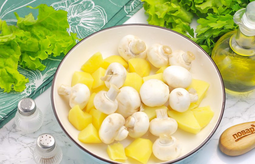 1. Этап. Индейка с картошкой и шампиньонами в духовке: Картофель очистите от кожуры и промойте в воде вместе с грибами. Нарежьте средними кубиками. Если грибы крупные, то их тоже нарежьте.