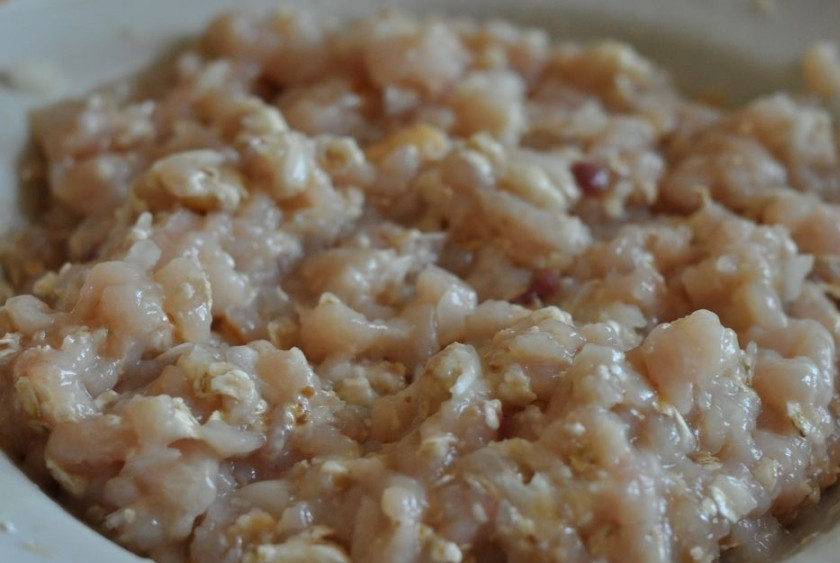 1. Этап. Паровые котлеты в духовке: Мелко порежьте лук. Добавьте в фарш. В молоке замочите хлеб, отожмите и добавьте в фарш, посолите и поперчите, добавьте яйца и овсяные хлопья. Все хорошенько перемешайте.