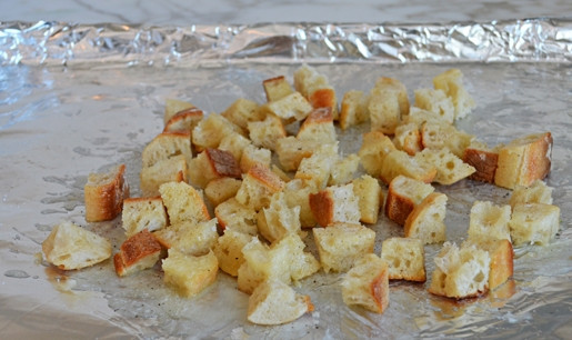 1. Этап. Крем-суп с брокколи и сыром: 11. Выложите кубики на противень. Сверху влейте растопленное масло. Добавьте соль и перец.