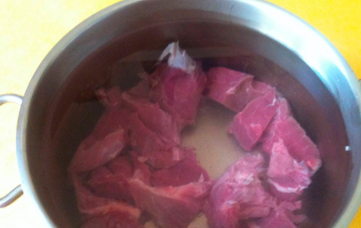 1. Этап. Фасолевый суп на мясном бульоне: На основе мяса варим бульон.