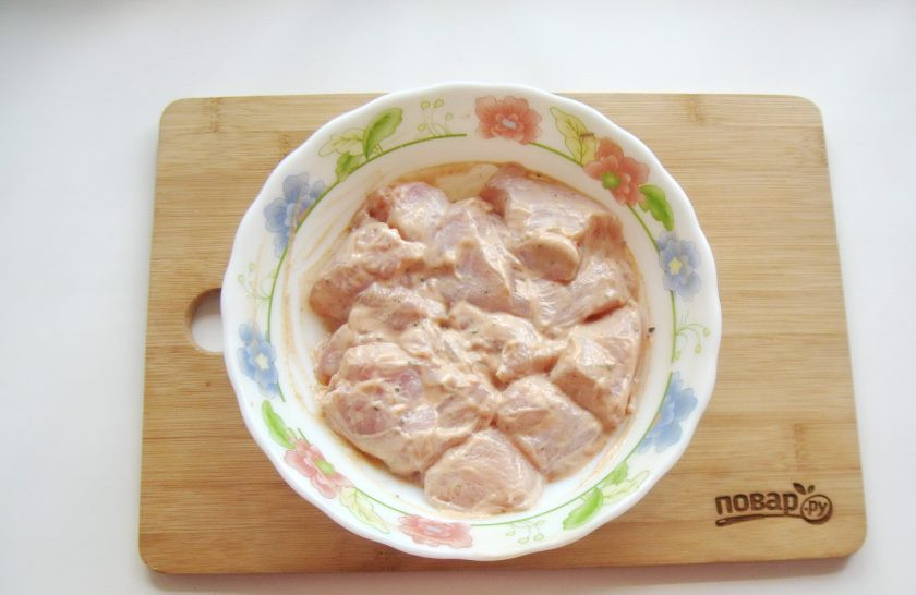 1. Этап. Шашлык из курицы в банке: Тщательно перемешайте куриное филе, майонез, кетчуп, соль, масло, перец и базилик. Накройте миску крышкой или тарелкой и поставьте мариноваться минимум на 2 часа.