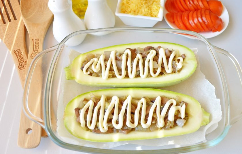 1. Этап. Лодочки из кабачков с грибами в духовке: Сверху смажьте майонезом или сметаной.