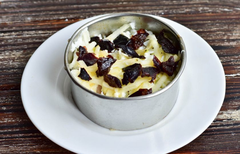 1. Этап. Салат Чебурашка с курицей: На него отправьте чернослив, который вымойте и предварительно нарежьте.