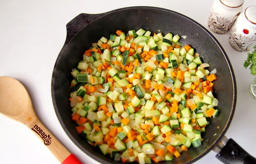 1. Этап. Икра овощная: Добавьте кабачок. Если кабачок перезрелый, то предварительно перед нарезкой снимаем шкурку и удаляем семена. Продолжаем готовить 5 минут.