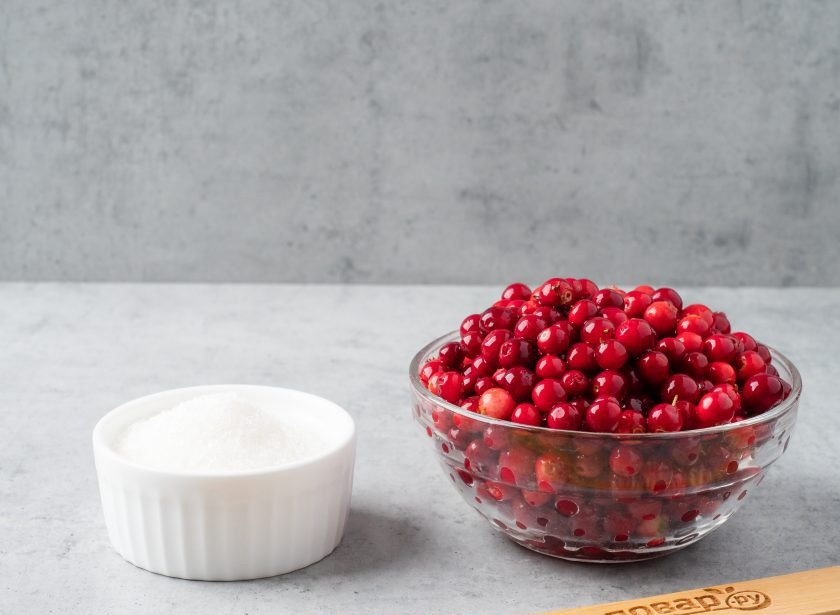 1. Этап. Брусника с сахаром на зиму: Подготовьте ингредиенты.