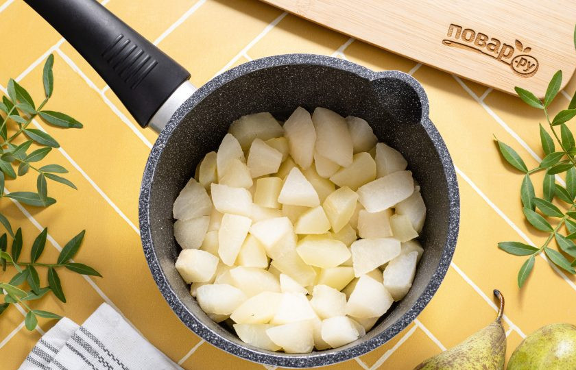 1. Этап. Пастила с йогуртом: Переложите подготовленную груши в сотейник или кастрюлю с толстым дном. Влейте туда около 50 мл. воды, доведите до кипения. Накройте крышкой и готовьте на небольшом огне до мягкости груш примерно 10-15 минут.