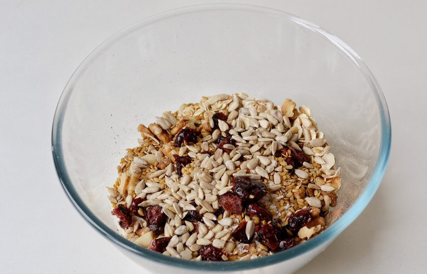 1. Этап. Гранола без сахара: Добавьте сухофрукты, кокосовую стружку и семечки.