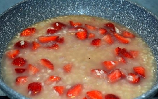 1. Этап. Ризотто с клубникой на 14 февраля: 6. Влейте половник овощного бульона, посолите по вкусу. Как только бульон впитается, добавьте еще половник. Постоянно помешивайте. Таким образом продолжайте, пока не добавите весь бульон.