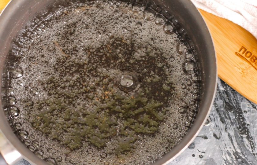 1. Этап. Сироп для бисквита: Влейте теплую воду и поместите емкость на плиту. Не меняйте количество ингредиентов, так как получите либо жидкий сироп, либо карамель, которая моментально загустеет. Поместите емкость на плиту, включая средний нагрев. При сильном нагреве сироп быстро приобретет коричневый оттенок, при слабом - долго будет вариться. Оптимальный вариант - жидкость должна покрыться крупными белыми пузырями. Томите ее около 4-5 минут, время от времени перемешивая силиконовой лопаткой или ложкой. Помните, что сироп очень горячий и может обжечь!