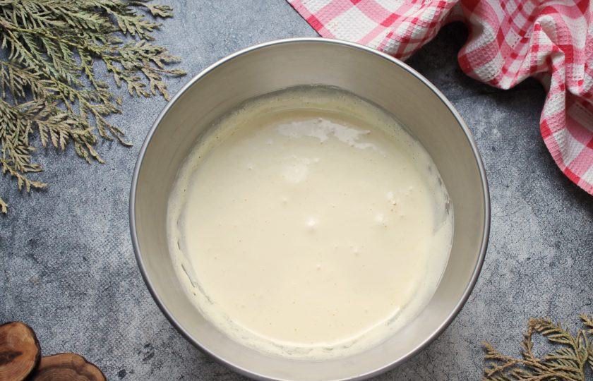 1. Этап. Морковный торт с карамелью: В миску разбейте яйца, добавьте сахар и взбивайте миксером до пышной, светлой массы. На это уйдет примерно 6-8 минут.