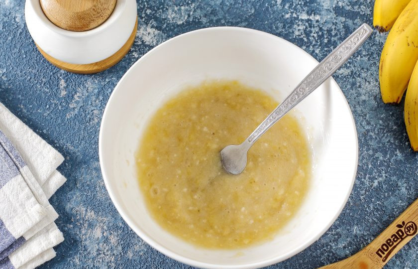 1. Этап. Банановые маффины на кефире: Банан почистите и разомните мякоть вилкой.