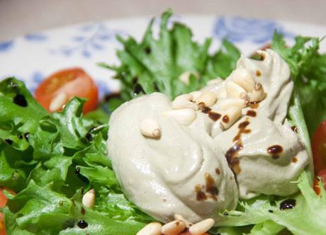 1. Этап. Крем из авокадо: Выкладываем на листья салата и сбрызгиваем бальзамическим соусом.