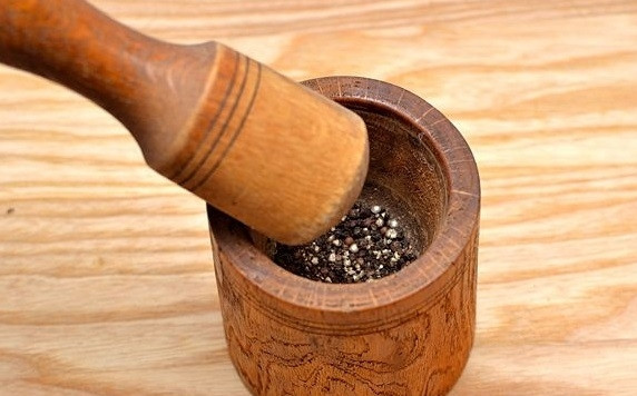 1. Этап. Перечный стейк: 1. Черный перец горошком надо растолочь в ступке. Свежемолотый перец отличается фантастическим ароматом и вкусом.