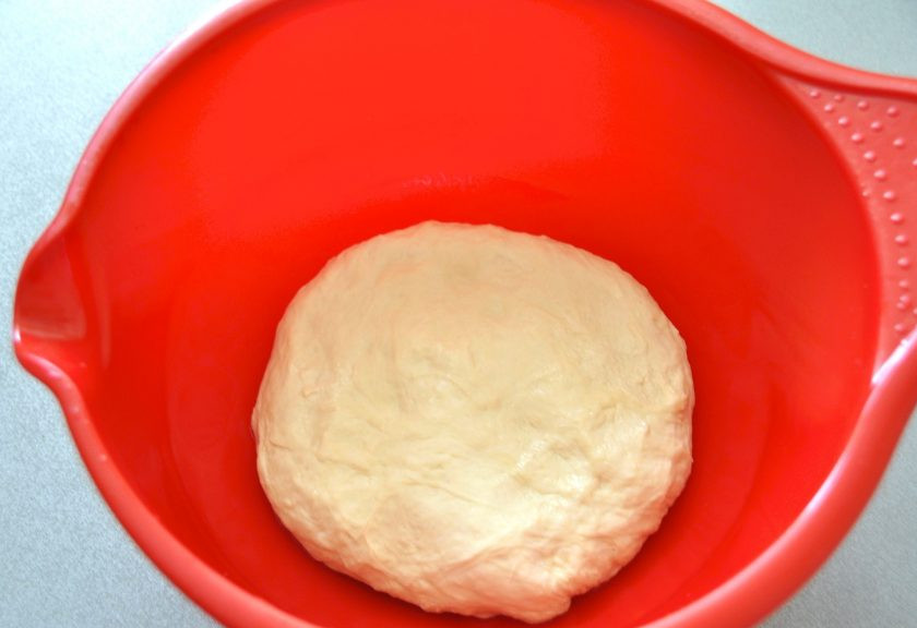 1. Этап. Кавказские чебуреки: Вымешивайте тесто до гладкости, затем переложите в чистую посуду, стенки которой смазаны растительным масло, накройте салфеткой, поставьте в теплое место для брожения на 1 час.