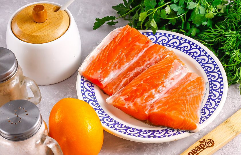 1. Этап. Засолка красной рыбы с лимоном: Подготовьте указанные ингредиенты. Красную рыбу очистите от кожи, срезав ее вместе с чешуей — она идеально отделяется от мякоти. Промойте филе в воде и обсушите бумажными салфетками.