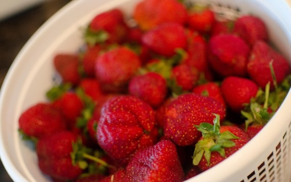 1. Этап. Клубничный джем без сахара: Клубнику складываем в дуршлаг и хорошенько промываем под проточной водой. Затем даем воде стечь.