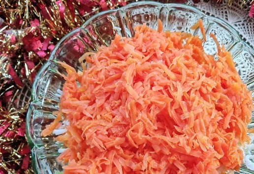 1. Этап. Салат Карнавал: и варёную морковь.