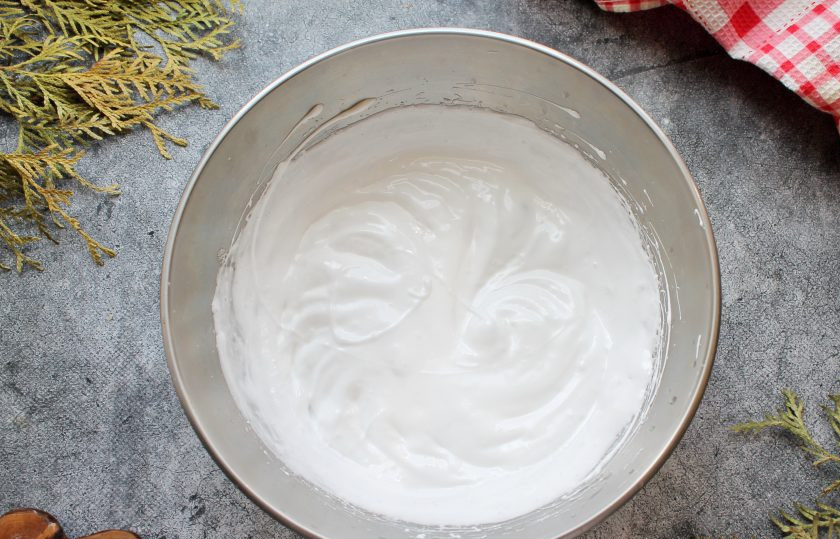 1. Этап. Шоколадный бисквит на белках: Продолжая взбивать белки, частями всыпайте сахар. Взбивайте все до растворения сахара и мягких пиков. Это значит масса должна свисать с венчика в виде клюва, а не стоять столбом.