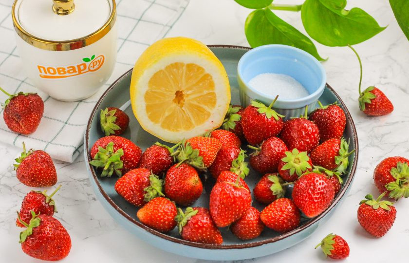 1. Этап. ПП варенье из клубники: Подготовьте указанные ингредиенты. Клубнику выбирайте не сочную, а мясистую, чтобы в лакомстве было меньше жидкости. Можно по желанию добавить щепотку ванильного сахара или молотой корицы.