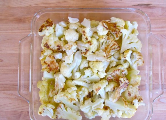 1. Этап. Гратен из цветной капусты: 5. Выберите цветную капусту из духовки и поместите в посуду для запекания. Сбавьте температуру духовки до 190 градусов.