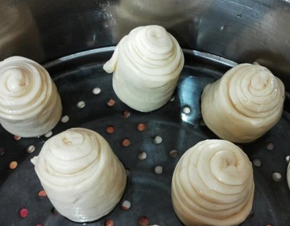 1. Этап. Булочки на пару: Смажьте решетку пароварки маслом и установите на неё рулетики из теста. Оставьте на 15 минут.