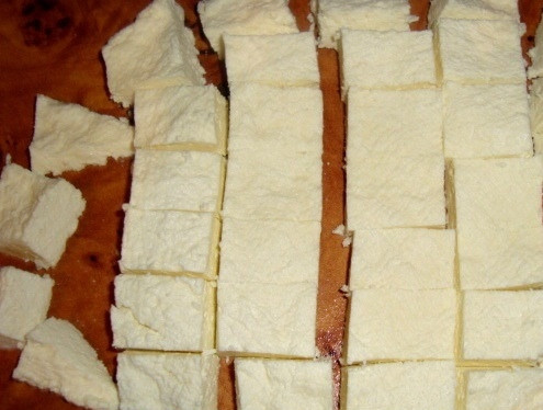 1. Этап. Рассол для брынзы: 5. Оставляем сыр на один час, после чего выкладываем его на стол (он немного теплый) и разрезаем на кусочки.