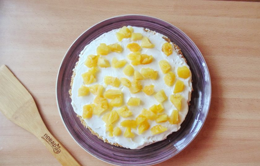 1. Этап. Торт со сливками и ананасами: На сливки выложите нарезанный ананас.