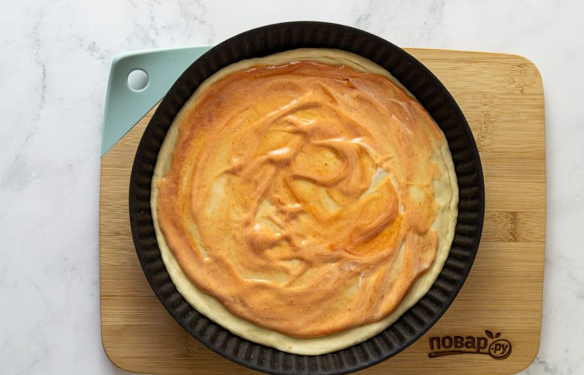 1. Этап. Вегетарианская пицца без дрожжей: Тесто раскатайте толщиной 3-4 мм. Смажьте кетчупом и постным майонезом.