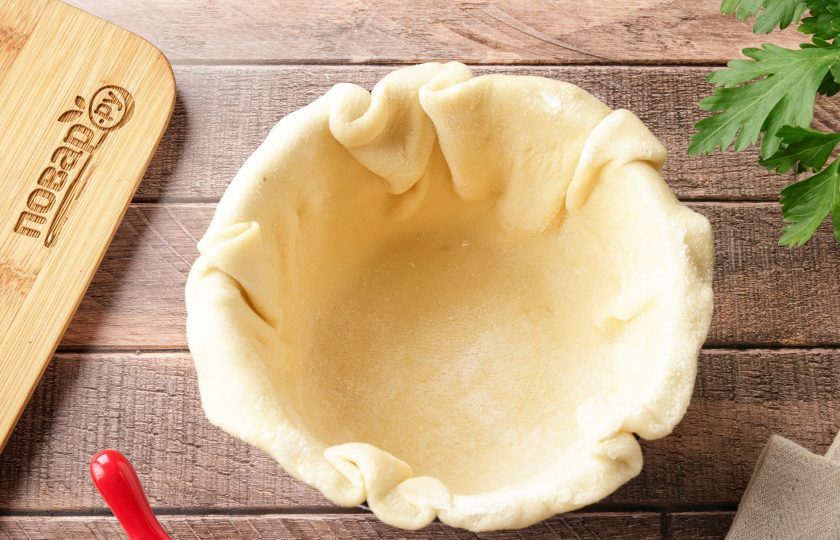 1. Этап. Жаркое в горшочке из теста: Для формирования горшочков возьмите небольшой салатник или глубокую тарелку, у меня диаметром около 12 см. Смажьте дно и бока внутри растительным маслом. Раскатайте кусочек теста (тот, что побольше) в лепёшку и уложите в салатник. Чтобы дно в процессе не порвалось, раскатайте так, чтобы оно было в центре толще, чем по бокам.