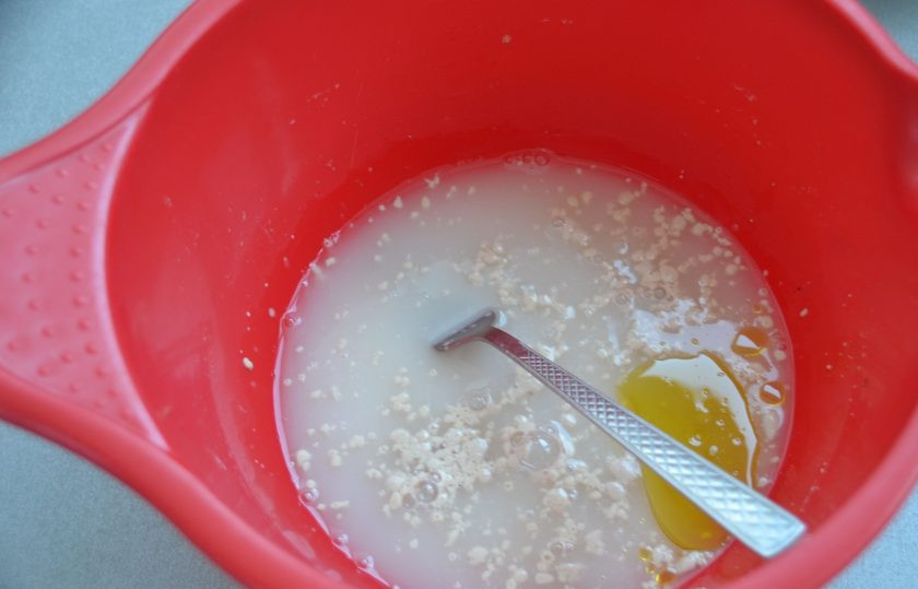 1. Этап. Фокачча от Джейми Оливера: В холодной воде растворите дрожжи, добавьте соль, 1 ст. ложку оливкового масла.