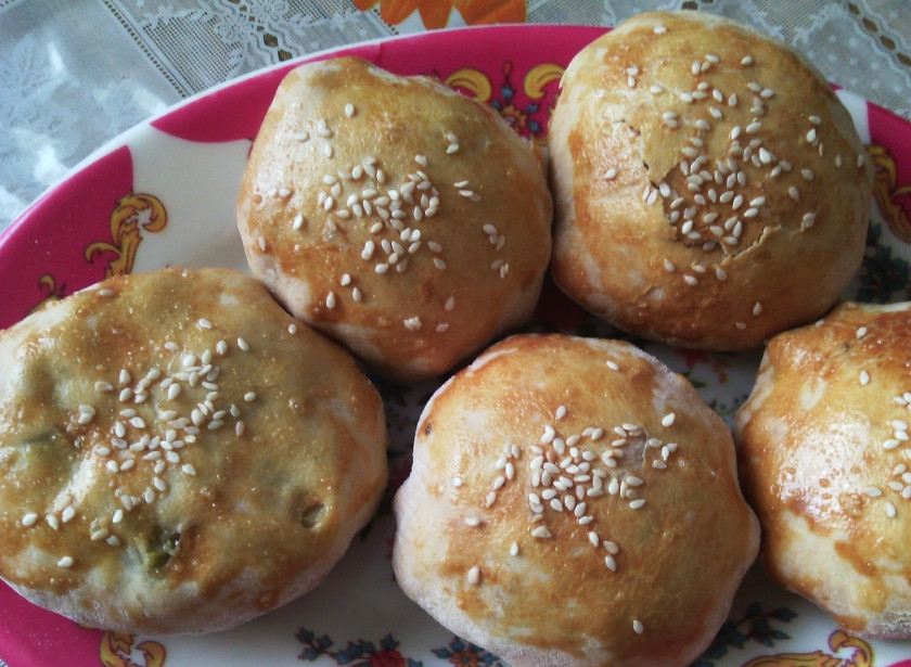 1. Этап. Самса с мясом и картошкой: Выпекаем в разогретой до 180 градусов духовке 40 минут. После чего немного остужаем их и подаем к столу.