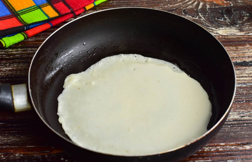 1. Этап. Блины Неженка: Разогрейте сковороду в течение 30 секунд, а затем налейте половину половника теста. Крутите сковороду до тех пор, пока по ней полностью не разбежится тесто.