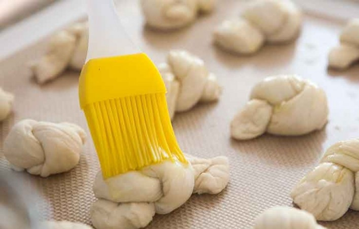 1. Этап. Чесночные узелки: 5. Каждый узелок смажьте оливковым маслом.