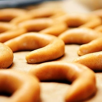 1. Этап. Медовое печенье: По истечению часа раскатываем наш шар в колбаску, нарезаем на кусочки. Из каждого кусочка формируем колбаску в форме полумесяца. Выкладываем наши полумесяцы на пекарскую бумагу - и в духовку на 15-20 минут при 170 градусах. Печенье за это время должно приобрести золотистый оттенок.