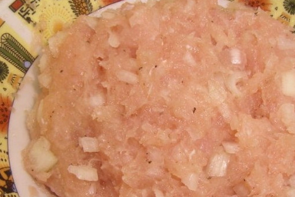 1. Этап. Клубочки ниток с куриным фаршем: Получается вот такая вот однородная масса.