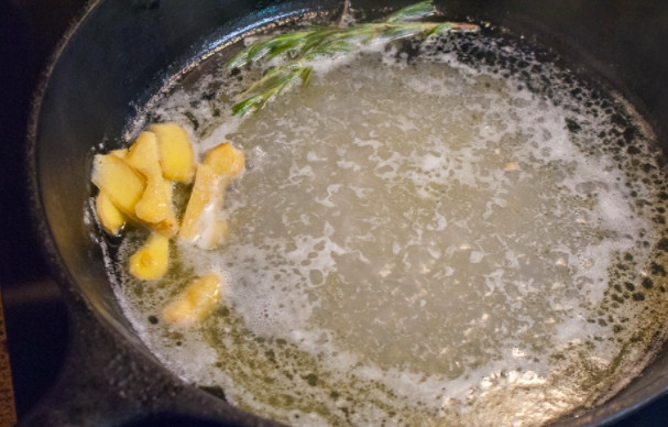 1. Этап. Вареная форель: Растопите на чистой сковороде оставшееся масло и влейте вино. Добавьте порезанный имбирь, розмарин. Прокипятите пару минут.