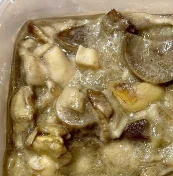 1. Этап. Грибная похлёбка в Северном Причерноморье: Начало приготовления – стандартное. Мелко нарубленную луковицу довести на горячей сковороде, на смеси сливочного и растительного масла, до мягкой предпрозрачности. Сливочного масла я взял пятьдесят граммов, а растительного – пять столовых ложек. Грибов было – килограмм. В процессе, если понадобится добавлять только сливочное масло. И потом добавить к луку, хорошо промытые и нарезанные грибы. И тушить на слабом нагреве. Не допуская бурного кипения продукта. Практически до полной готовности. Выделится много сока. В данном случае не стоит задачи – добиться выкипания этого сока. Так что – слабый нагрев, повторяю. Солить – перчить по вкусу.