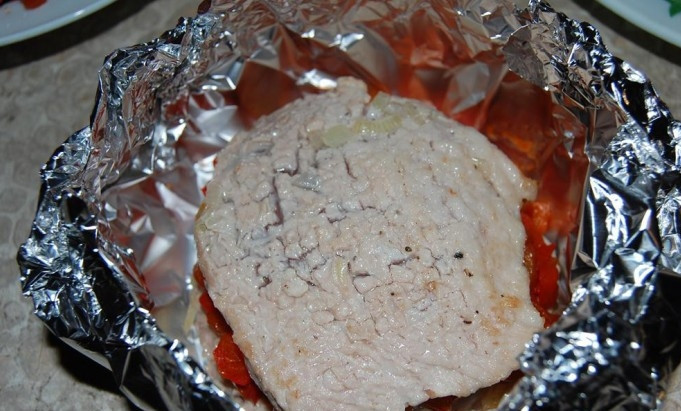 1. Этап. Свинина по-купечески: Поднимаем края фольги, но не заворачиваем их, нам необходимо сделать что-то наподобие горшочка.