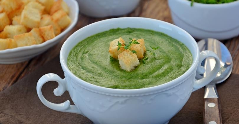 1. Этап. Суп с сухариками: Затем добавьте взбитое яйцо и измельчите до состояния пюре блендером. Доведите до кипения и добавьте сливки, перемешайте и дайте постоять без огня. Перед подачей посыпьте сухариками.