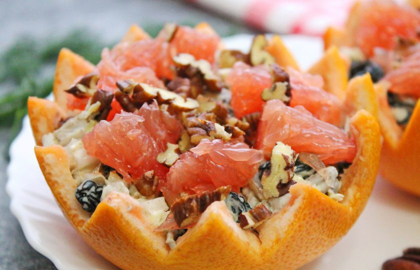 1. Этап. Салат с курицей в грейпфруте: Сверху разложите кусочки грейпфрута, посыпьте рублеными орешками и подавайте к столу.