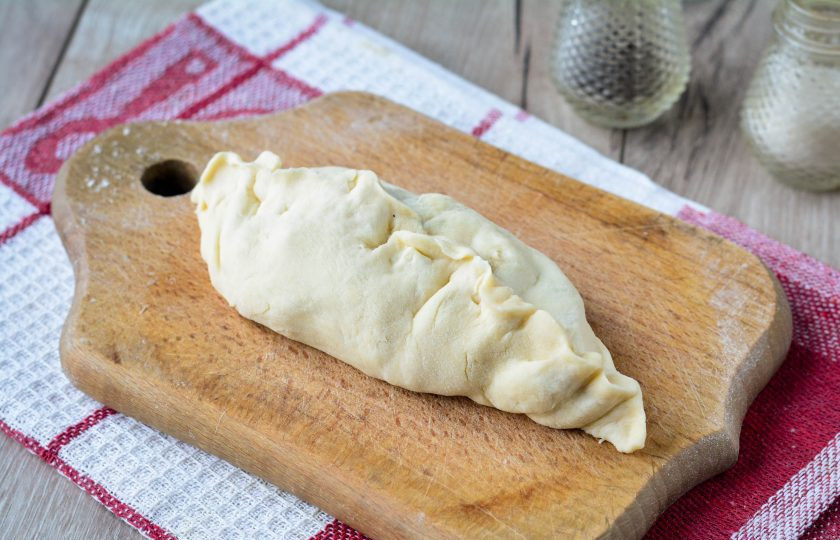 1. Этап. Татарские пирожки с картошкой: Поднимите края теста, и защипните пирожки.