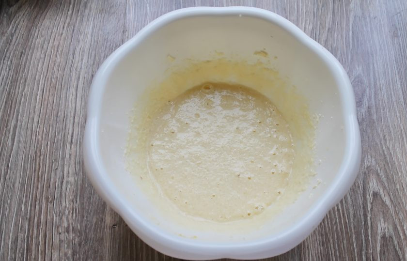 1. Этап. Бостонский клюквенный пирог: В глубокую миску выложите мягкое сливочное масло, яйца и сахар. Взбивайте все миксером на высоких оборотах в течение 4 минут.