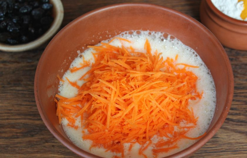 1. Этап. Морковные кексы с изюмом: Морковь трем на мелкой или средней терке и высыпаем в миску.