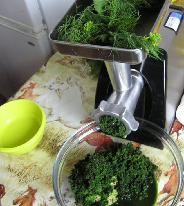 1. Этап. Аджика из петрушки на зиму: Измельчите всю зелень и перец. Проще всего это делать в мясорубке. Если нет мясорубки, используйте блендер или комбайн.