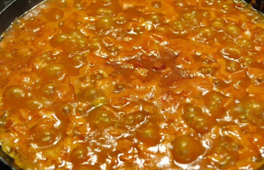 1. Этап. Солянка сборная мясная: 8. В сковороду добавьте 1,5 стакана питьевой воды и дайте покипеть всему около 5-10 минут. Добавьте специй по вкусу.